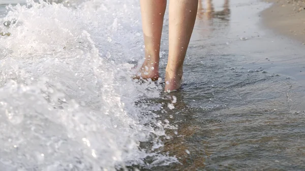 Seguindo Uma Descalça Pés Femininos Andando Salpicando Ondas Água Mar — Fotografia de Stock