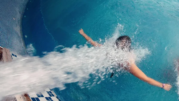 Water Spuiten Rug Van Een Vrouw Het Zwembad — Stockfoto