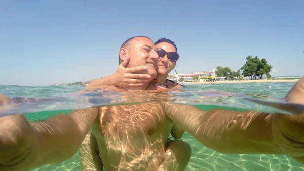 Selfie Pareja Feliz Romántico Relajarse Agua Playa Color Turquesa Concepto — Foto de Stock