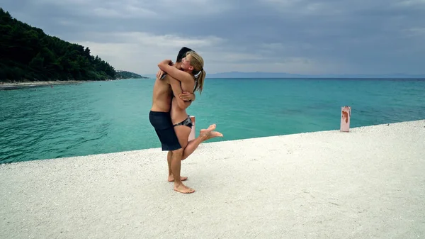 Casal Feliz Romântico Divertindo Dançando Cais Praia — Fotografia de Stock