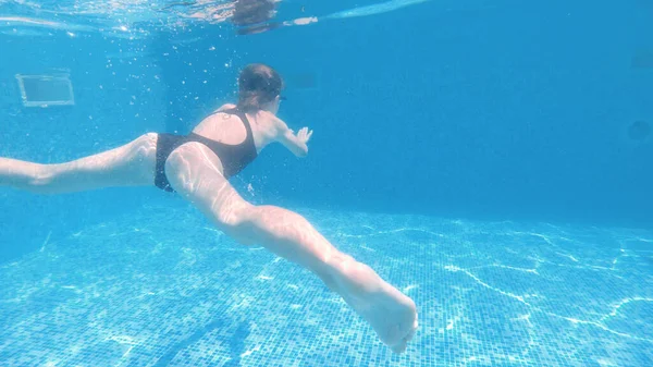 Menina Está Nadando Piscina Subaquática Câmera Lenta — Fotografia de Stock