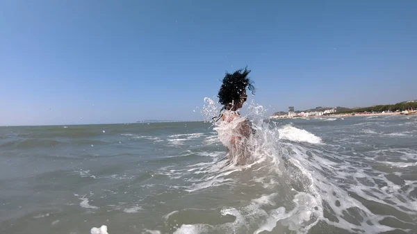 Deniz Dalgalarında Sıçrayan Kadın Ağır Çekim — Stok fotoğraf