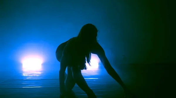 Silhouette Egy Érzéki Erotikus Lány Táncoló Szexi Tánc Fény Hátában — Stock Fotó