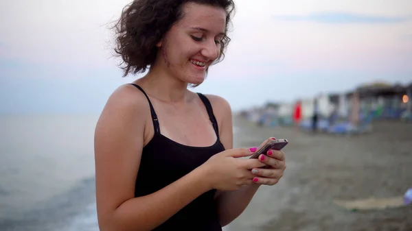 Roztomilé Dívka Danicing Slunné Pláži Při Západu Slunce — Stock fotografie