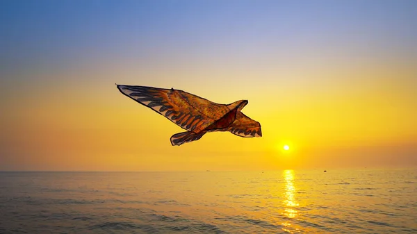 Крупным Планом Цветной Воздушный Змей Летящий Высоко Воздухе Фоне Заката — стоковое фото