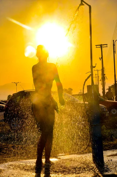 Beautiful Silhouette Fit Female Showering Outdoors Beach Sunset — Stock Photo, Image