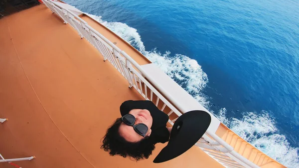 Crucero Barco Vacaciones Mujer Mirando Océano Desde Cubierta Barco Vela — Foto de Stock