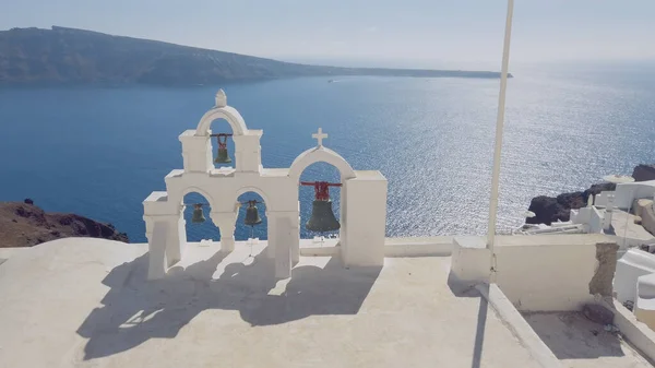Klokken Van Een Orthodoxe Kerk Met Een Achtergrond Van Santorini — Stockfoto