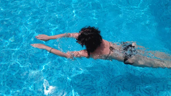 Mulher Quente Nadando Poo Câmera Lenta — Fotografia de Stock
