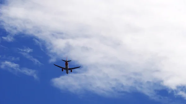 Modern Large Plane Flies Overhead Sky — Stock Photo, Image