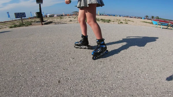 Tiener Rok Rolschaatsen Een Zonnige Dag Buurt Van Zee — Stockfoto