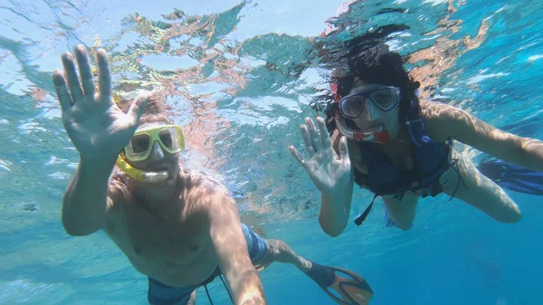 Pareja Feliz Buceo Máscara Snorkel Bajo Agua Con Escuela Peces — Foto de Stock