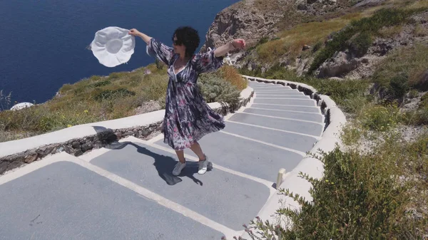 Travel Tourist Happy Woman Waking Stairs Santorini Görög Szigetek Görögország — Stock Fotó