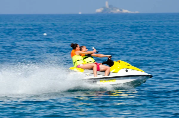 Mouvement Flou Jeune Couple Chevauchant Jet Ski — Photo