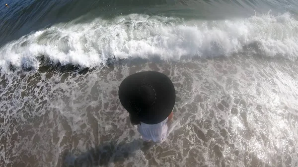 Luchtfoto Van Vrouw Met Strohoed Ontspannen Het Strand Bij Zonsondergang — Stockfoto