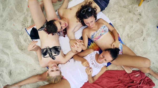 Výše Úhel Čtyř Dospívajících Přátel Leží Písečné Pláži Drží Ruce — Stock fotografie
