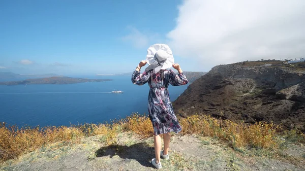 Mulher Atraente Grécia Santorini Ilha Desfrutar Vista Panorâmica Mar Acima — Fotografia de Stock