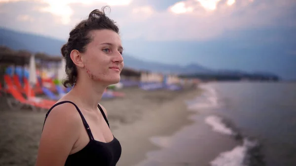 Klidná Žena Stojící Sama Písečné Večerní Pláži Smutná Zamyšlená Filmová — Stock fotografie