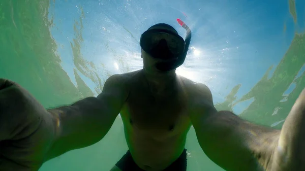 Selfie Von Mann Der Auf Wasseroberfläche Schwimmt Torkuppelschuss — Stockfoto