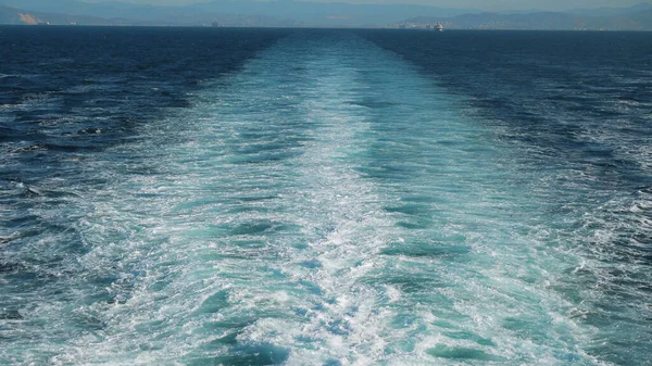 Пробуждение Большого Круизного Судна Море Скоростной Катер Голубом Океане Брызгает — стоковое фото