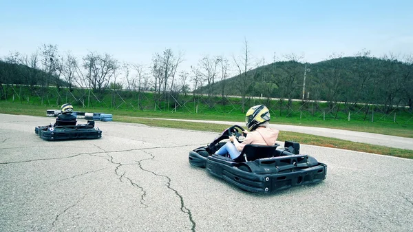 Adolescent Conducteur Conduire Aller Kart Sur Piste Extérieure Cinématique Steadicam — Photo