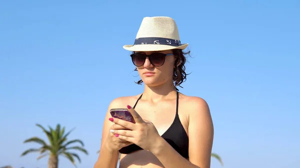 Mulher Jovem Feliz Bonita Mensagens Texto Rindo Praia Tropical Feminino — Fotografia de Stock