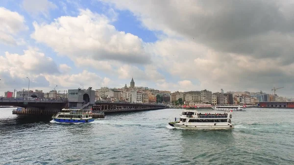 Utasszállító Hajók Aranyszarv Öbölben Isztambulban Törökországban Galata Toronnyal Híddal Háttérben — Stock Fotó