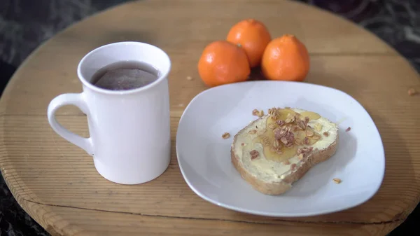 Bir Dilim Ekmek Üzerine Tereyağı Bal Dökerek Yemek Sineması Sahnesi — Stok fotoğraf