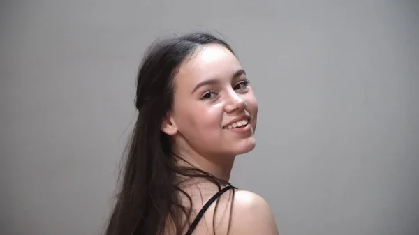Mooi Latino Lang Haar Vrouwelijk Model Draai Glimlach Naar Camera — Stockfoto