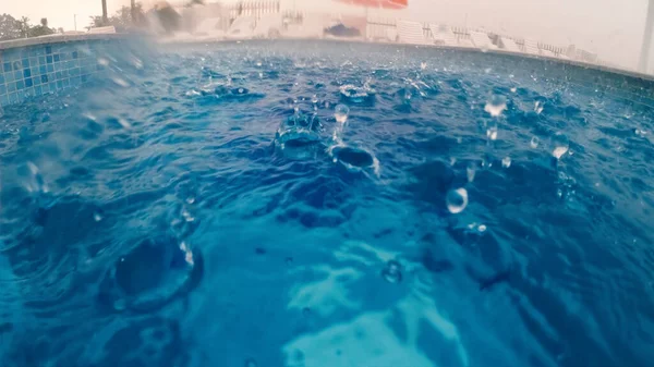 Fuertes Gotas Lluvia Rompen Superficie Del Agua Piscina Termal Durante —  Fotos de Stock