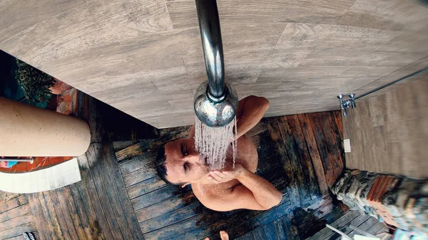 Zpomalený Pohyb Mužů Kteří Mají Sprchu Venku Bazénu Lázní — Stock fotografie