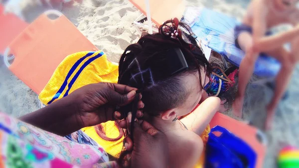 Pov Shot Young African Woman Immigrant Interlaces Hair Little Girl — Stockfoto