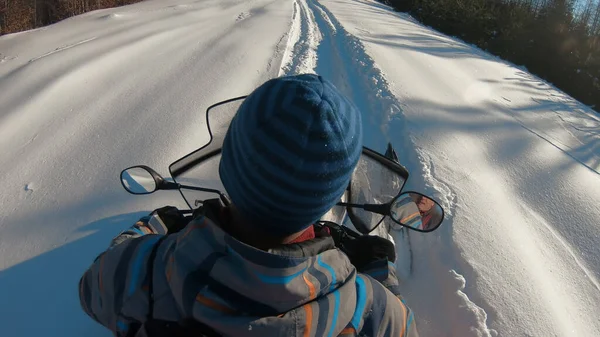 Snowmobiles Cestování Zimní Lesní Cestě Daleko Civilizace — Stock fotografie