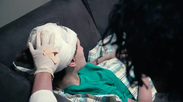 Portret Młodej Smutnej Kobiety Ranami Głowy Bandażem Głowie — Zdjęcie stockowe