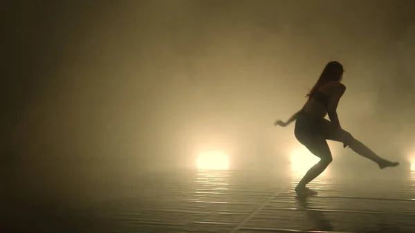 Γυναίκα Χορεύτρια Εκτελεί Στο Σκοτεινό Φωτισμένο Δωμάτιο — Φωτογραφία Αρχείου