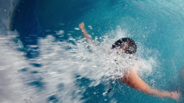 Spruzzatura Acqua Sul Retro Una Donna Piscina — Foto Stock