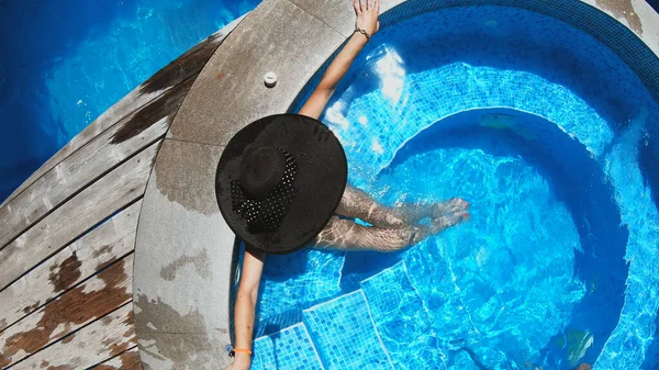 Donna Felice Con Cappello Nero Rilassante Piscina Spa — Foto Stock