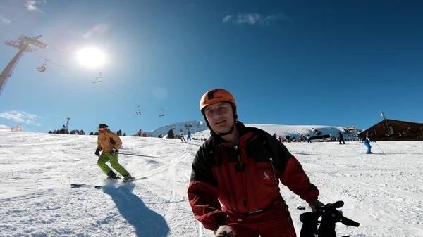 Hombre Montando Esquí Con Palo Selfie Mano —  Fotos de Stock