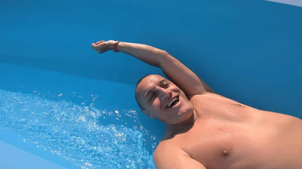Selfie Hombre Divertido Deslizándose Tobogán Tobogán Aquapark —  Fotos de Stock