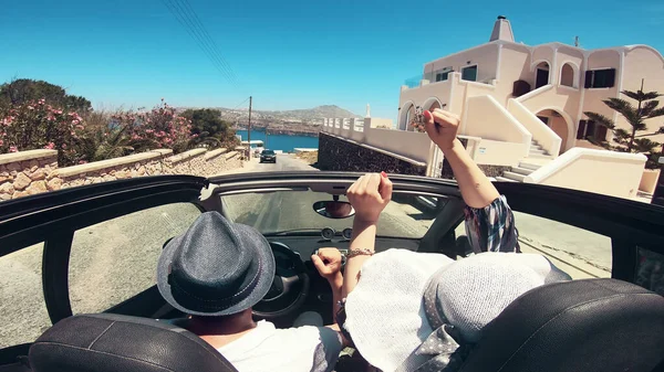 Paar Cabrio Rijden Langs Het Santorini Eiland Huwelijksreis Romantische Road — Stockfoto