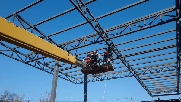 Rigger Está Alta Picker Cereja Elevada Ele Está Movendo Sobre — Fotografia de Stock