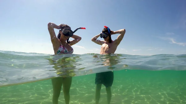 Casal Com Máscaras Snorkeling Divertindo Nas Férias Verão Mergulho Água — Fotografia de Stock
