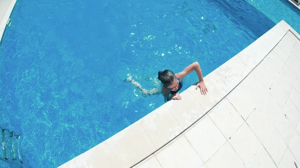 Menina Nadar Sair Piscina Beira Piscina Câmera Lenta — Fotografia de Stock