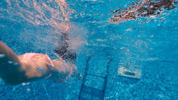 Meisje Met Bril Duikend Een Zwembad Luxe Resort — Stockfoto