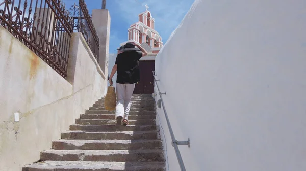 Mujer Caminando Por Calle Fira Cerca Del Monasterio Católico Monjas — Foto de Stock