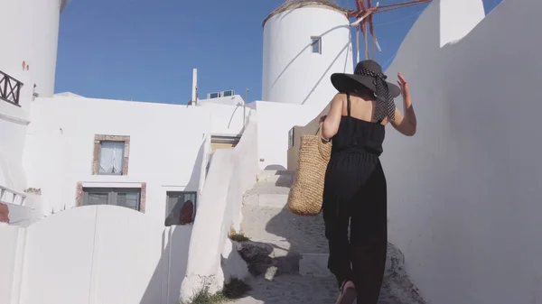 Mulher Nova Uma Roupa Elegante Preta Chapéu Andando Cidade Oia — Fotografia de Stock