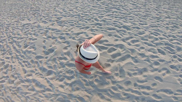 Привлекательная Девушка Гуляющая Пляжу Сияющим Солнцем Заднем Плане — стоковое фото
