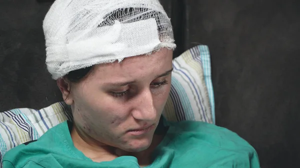 头部受伤的女性病人坐在医院 — 图库照片