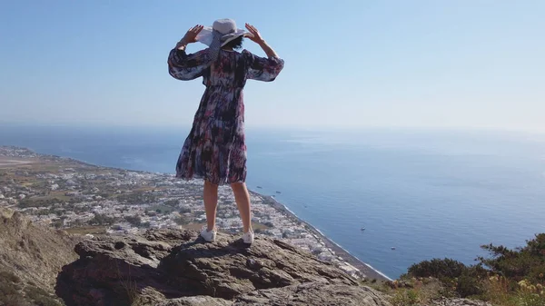 Šťastná Žena Turista Baví Víření Kolem Radosti Santorini Panoramatický Pohled — Stock fotografie