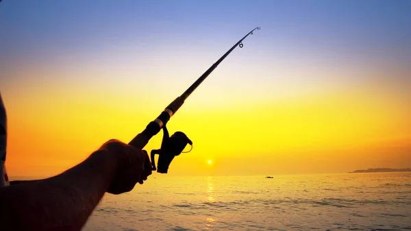 Pescador Pesca Sol Dourado Com Belo Mar — Fotografia de Stock